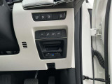運転席右側の操作スイッチ部分です。上段にあるのは各安全装置のON/OFFスイッチ、下段上部にはシートポジションメモリースイッチとパワーリフトゲートスイッチ、その下にはETCがビルトインされています。