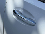 シートヒーターはエアコンより温まるのが早く、寒い日の運転には欠かせない装備です。3段階の温度調節ができ、快適な温度でドライブいただけます。
