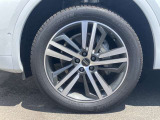 20インチ純正アルミホイール装備 全車両に標準装備の純正アルミホイールは、純正ならではのバランスの良いデザインと、走行安定性をお楽しみ頂けます。