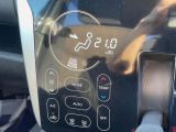 【オートエアコン】一度お好みの温度に設定すれば、車内の温度を検知し風量や温度を自動で調整。暑い&hellip;寒い&hellip;と何度もスイッチ操作をする必要はありません。快適な車内空間には必須の機能ですね♪