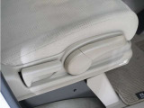 【ハイトアジャスター】レバーの上下操作だけで、座面を運転しやすい高さへ簡単に調節できます。
