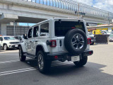 左斜め後ろになります。