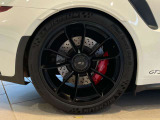 強烈な減速力を誇るイエロー/レッドキャリパーと大径ドリルドローター。サーキットでのハードなブレーキングでもフェードしにくく、意図した通りの制動力を発揮します。