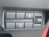 各種安全装置のスイッチが、運転席右側に配置されております。