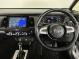 【ハンドル】運転にかかわる様々な操作を安全に行えるように視点移動が少なく操作性に配慮されたスイッチ類が凝縮されたコックピットです。