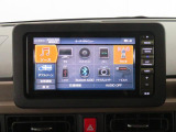 7型ナビゲーション付きです。バックカメラも付いて車庫入れ・駐車も安心です。Bluetooth対応機器を登録して快適な室内空間を実現できます。