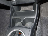 運転席と助手席の間にドリンクホルダーが付いています!