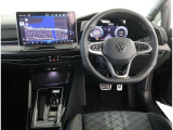 レザーステアリングにデジタルメーターです!車両情報、ナビをメーター画面内で確認できます)お客様の運転をサポートします!