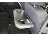 車内での休憩時などに軽食や飲み物を置けるシートバックテーブル。