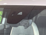 【i-ACTIVESENSE】走行中に前方の車両等を認識し、衝突しそうな時は警報とブレーキで衝突回避と被害軽減をアシスト。より安全にドライブをお楽しみいただけます。