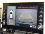 バックモニター付なので後退時に後方が見えるので安心。 車は構造上、死角がたくさんなので万が一を考えると必須ですね。 あくまで補助の為の装備、バックは目視で確認する事が重要ですよ。