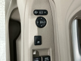 狭い駐車場で便利な電動格納ドアミラーが付いています。