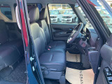 運転席シートリフター(ラチェット式)で、座面の高さも上下に動き、体格にあわせて調整ができます。