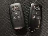 電子カードキーを携帯していれば、ドアハンドルやバックドアのリクエストスイッチを押すだけでドアの施錠・解錠が出来ます♪もちろん 遠隔操作も可能です!盗難防止のイモビライザー機能装備ですよ ☆