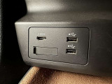 充電用USB端子付き。スマートフォンなどの充電に便利です。