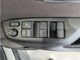 パワーウィンドウのスイッチですよ。 運転席に居ながら窓を開け閉めのコントロールできますよ。 ロック機能で、子供がイタズラして窓を開けるという事も無くなりますよ。