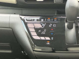 タブレット端末のようなタッチパネル式のオートエアコン採用。凹凸のない滑らかな表面で操作感を高めています。