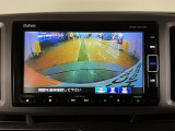 【バックカメラ】運転が苦手な方も車庫入れラクラクです!ギアをリバースに入れれば自動的に切り換わりますので、面倒な操作は不要です♪狭い駐車場もお車を傷つけず安心ですね!