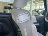 運転席からでも助手席シートを倒すことができちゃいます。