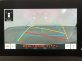 【バックガイドモニター】後方の映像をナビ画面に表示するだけでなく、ステアリング操作に連動して動くガイド線も同時に表示!予想進路の確認をしながら後退できるので便利です!