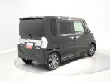 【視認性の良いテール】四角いボディで車両感覚がつかみやすく、細い道でのすれ違いも安心感があります。