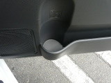 ドアにもドリンクホルダー付き