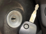 【キーレス】少し離れた場所からでもボタン一つでドアの開錠・施錠ができるのでとっても便利!ドアの鍵穴周りに傷をつけることもありません♪