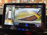 パノラミックビューモニター(シースルービュー機能つき)愛車を上から眺めた映像をナビ画面に表示いたします。メーカーオプション品につき後付けできません。