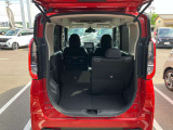 バックドアは大きく開きます。定員乗車時でも十分広いラゲッジスペースを確保しています