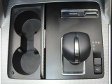 CX-80の力強い走りを、8ATでコントロールいたします。シフトレバー左側には、蓋付きのドリンクホルダーを前二席分備えています。