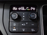 運転席からも手が届きやすく、操作しやすい空調コントロールパネル。オートエアコンなので操作の煩わしさが無くオールシーズン快適にドライブできます。快適空間で運転に集中できますね。