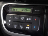 【オートエアコン】温度を設定すれば自動で快適な車内温度を保ちます。エアコン内部の高性能脱臭フィルターで車内のアレルゲンや花粉を除去。