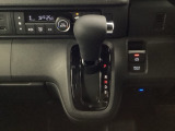 停車中にブレーキペダルを踏み続けなくてもブレーキ保持ができるオートマチックブレーキホールド機能もついております。