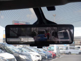 【日産のスマート・ルームミラーは内蔵モニターで後方の状況をクリアな画像で確認でき、通常のルームミラーに切り替えて後席の様子を確認することもできます。