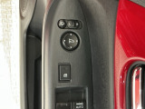 狭い駐車場で便利な電動格納ドアミラーが付いています。