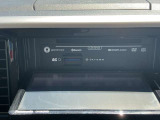 ナビのモニターパネルを開けるとご覧のようになります。音楽録音・CD/DVD再生・Bluetoothが可能です。