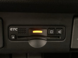 シートヒータースイッチの間にはETCがついており、高速道路の料金所の通過も楽々です!。