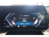 高精細ワイド・ディスプレイ: 視認性に優れた大型タッチパネルを採用。ナビゲーションだけでなく、エンターテインメント機能も鮮明に表示します。