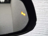 隣車線を走る車両をレーダーで検知し、ドアミラーでは確認しにくい後側方エリアに存在する車両に加え、急接近してくる車両も検知します。車両を検知するとドアミラーに搭載されたLEDインジケーターが点灯します。