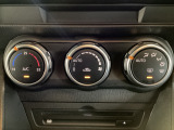 空調スイッチ類は最近流行のタッチパネル式ではなく、運転中でも直感的に操作できるダイヤル式を採用しております。