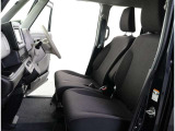 厚みがあって、座り心地のいいソファのようなシート。運転的も助手席もリラックスしてゆったりと座れます。