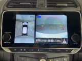 【アラウンドビューモニター】まるでクルマを真上から見下ろしたかのような視点で駐車をサポートします!クルマの斜め後ろや真横など、前後左右の4つのカメラの映像が合成されて、モニターに映し出されます。