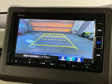 リバースギアに入れるだけで後方の表示へ切り替わります。夜間や雨の日の駐車も楽になりますよ。