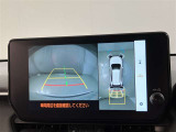 パノラミックビューモニター(シースルービュー機能つき)愛車を上から眺めた映像をナビ画面に表示いたします。メーカーオプション品につき後付けできません。