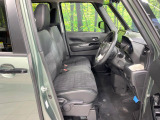 運転席まわりには十分なスペースがあり、大柄な方でもゆったり運転していただける環境です。