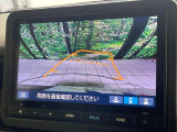 【バックカメラ】駐車時に後方がリアルタイム映像で確認できます。大型商業施設や立体駐車場での駐車時や、夜間のバック時に大活躍!運転スキルに関わらず、今や必須となった装備のひとつです!