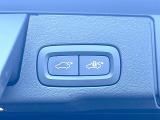 【パワートランクリッド】スマートキーや運転席のボタンを押すだけでトランクが自動で開閉します!荷物を持っている時や、天気の悪い時にトランクを閉める際に便利な機能です。