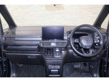 操作性に優れた運転席となります!小物入れや各ボタンの配置にこだわり、使いやすいです!座り心地もよく視認性も良好なのでロングドライブもお任せ下さい!