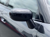 MINIの電動格納サイドミラーは、スイッチ操作でスムーズに開閉でき、狭い駐車場でも安心して扱えます。車体との一体感あるデザインで、利便性とスタイリングを両立した装備です。