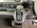 足元スッキリ、インパネシフトです。パーキングブレーキは電子制御パーキングブレーキタイプなので、運転席と助手席の間がスッキリしています。